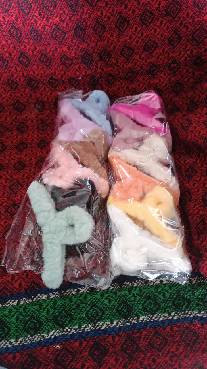 Large Plush Hair Claw Clips, Plastic Fluffy Hair Claw Hair (1 Pc / Mix Color) Large Plush Hair Claw Clips, Plastic Fluffy Hair Claw Hair (1 Pc / Mix Color)